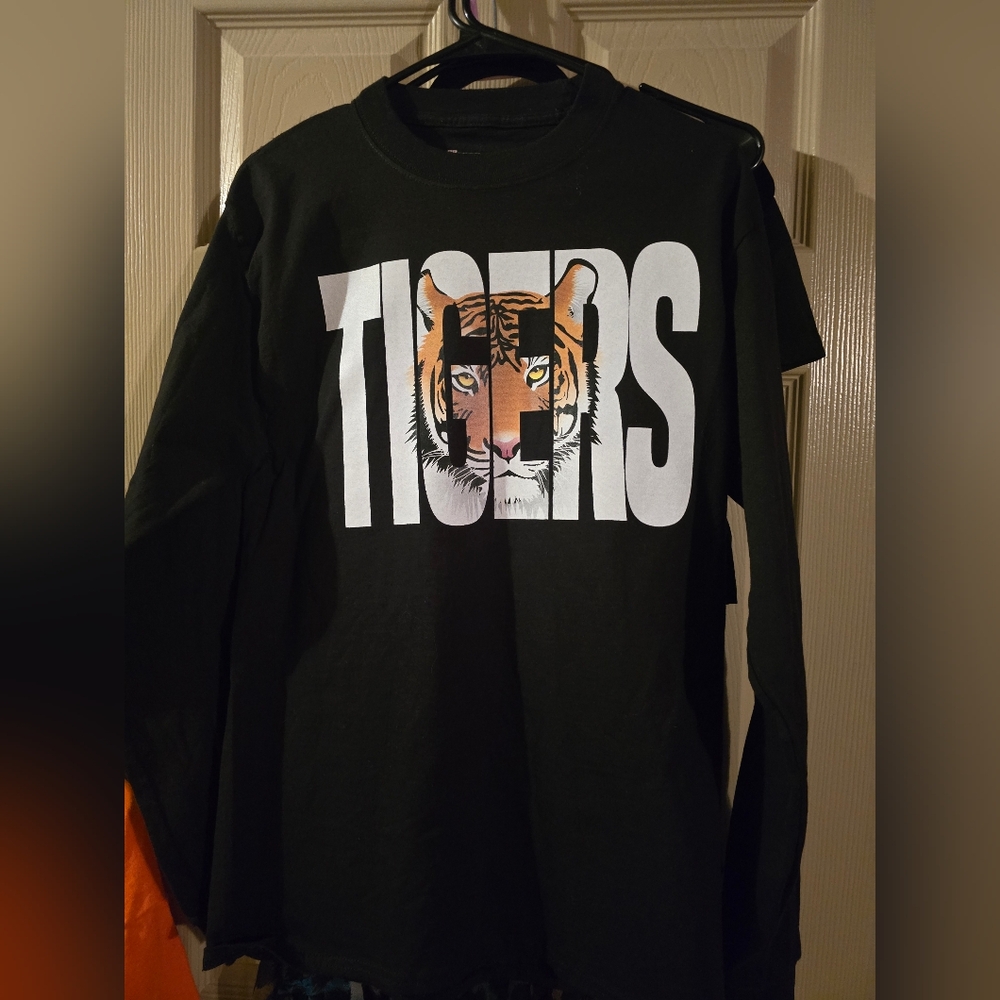 NEW! Unisex Black Long Sleeved 'Tigers' T-Shirt